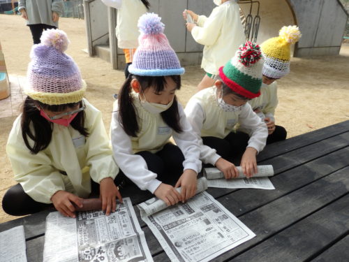 子ども達が自分で編んだ帽子を被って、焼き芋の準備。気持ちがホカホカします。